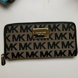 Barely used michael kors wallet