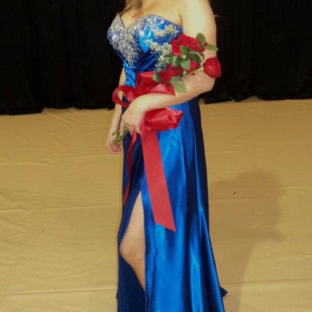 Tony Bowls, size 8.
