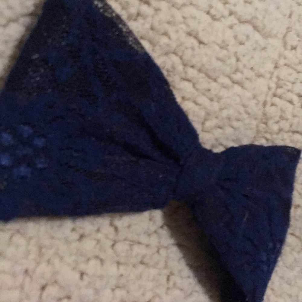 A bow - Picture 2 of 3