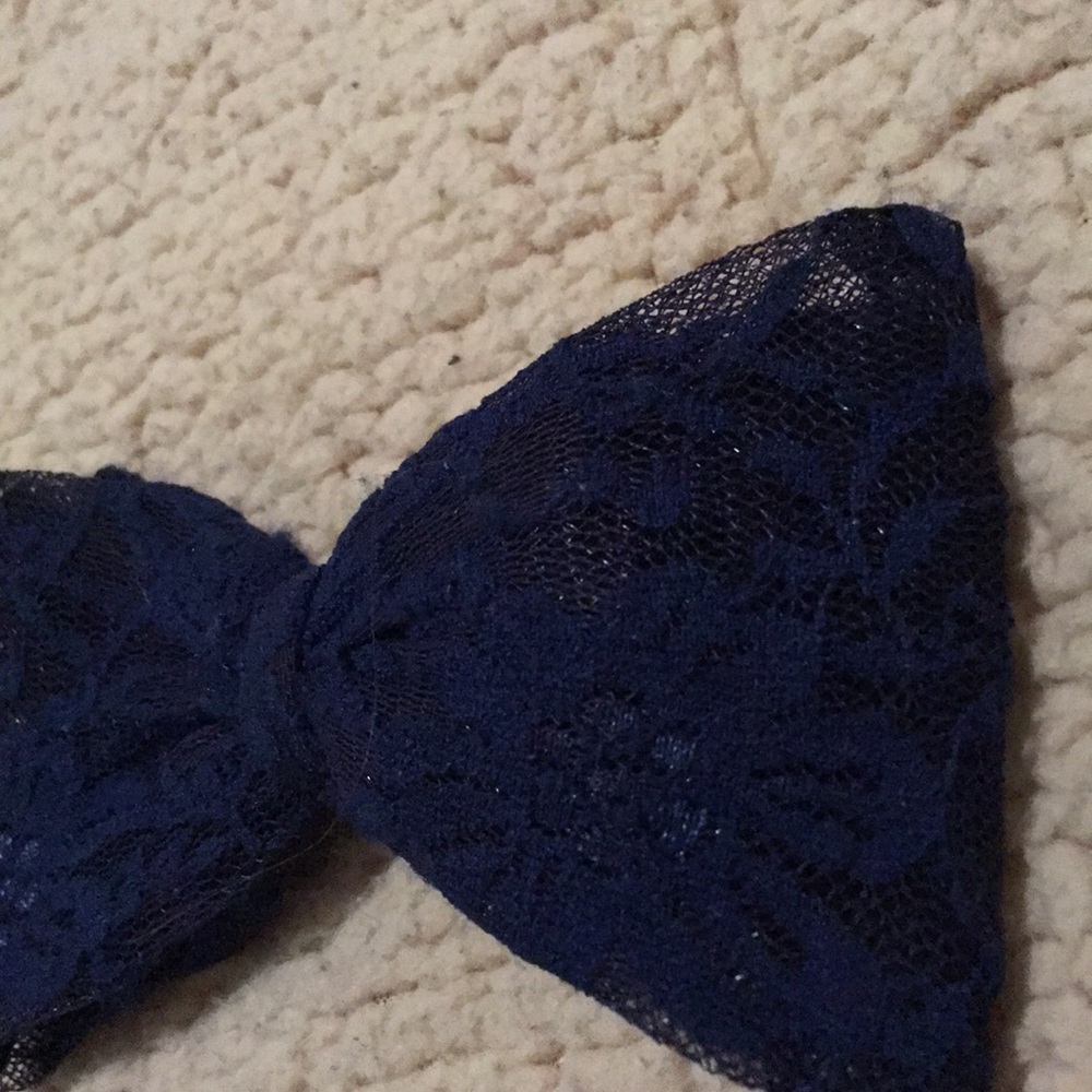 A bow - Picture 3 of 3
