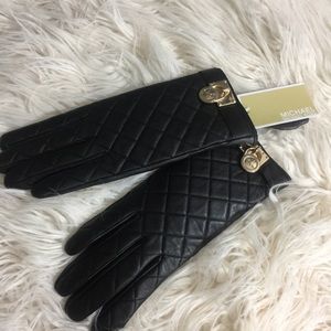 Authentic MK quilted hamilton lock leather gloves.