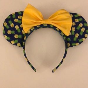 Pineapple mouse ears
