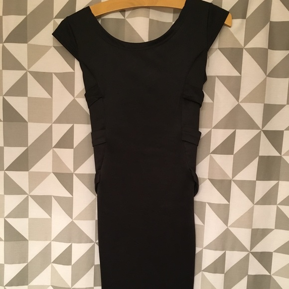 Little black dress - mid thigh, open back - Picture 1 of 4