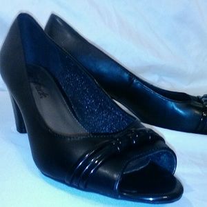 Life Stride Classic Black Open Toe Pumps