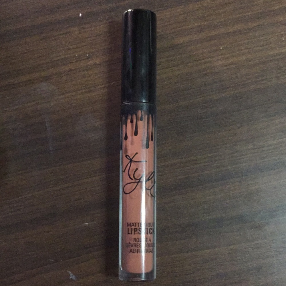 Kylie Matte Liquid Lipstick In Dolce K