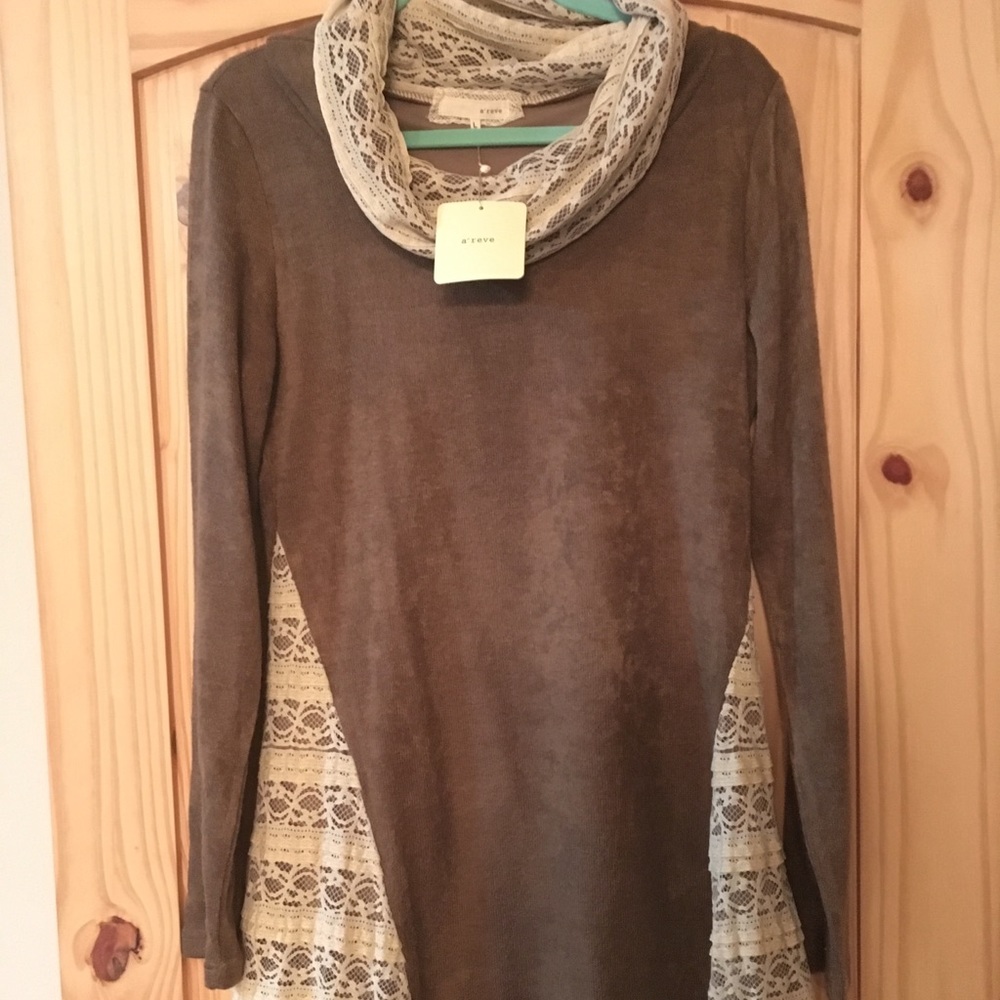 Knit tunic with lace.