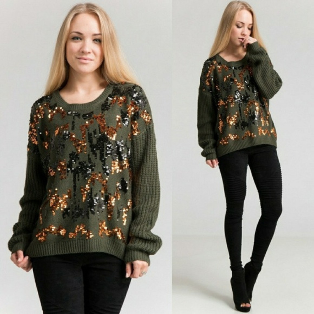 LAST ONE! 🆕 Green Sweater w/ Sequins