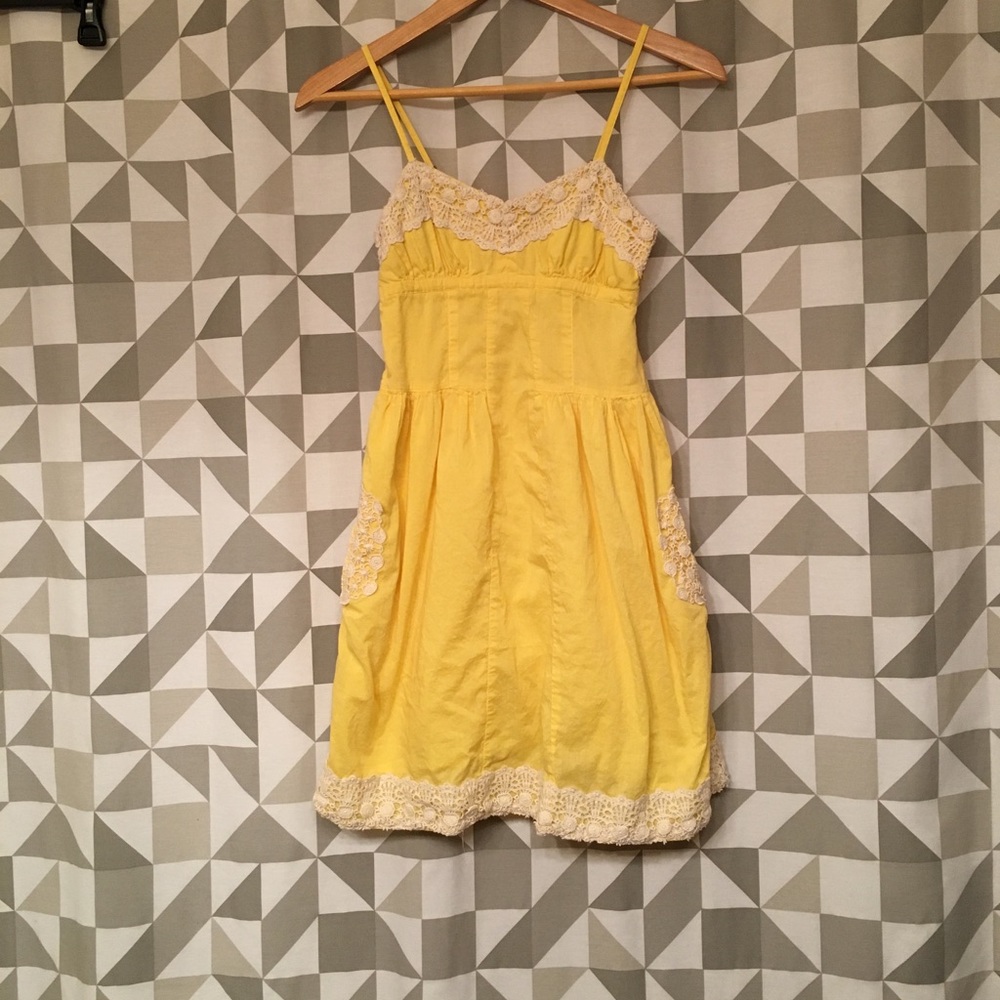 Yellow mini pocket summer dress, white lace detail