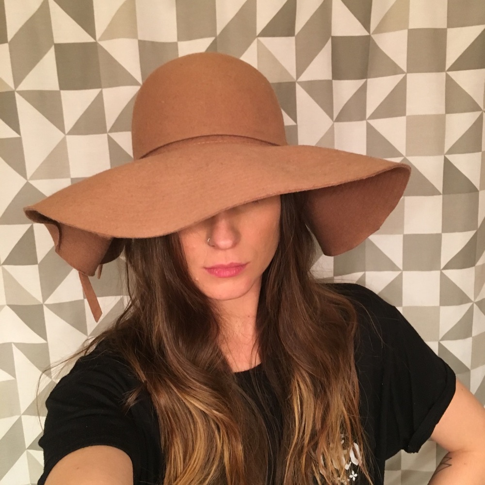 Floppy beige hat, side tie detail