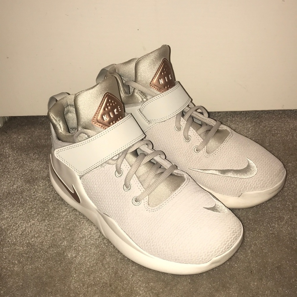 nike comfort footed sneakers