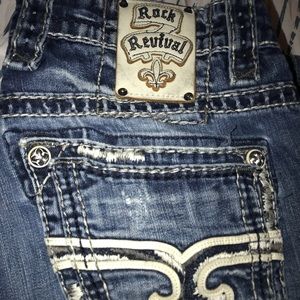 Rock Revival Relaxed Straight Jeans. Inseam 32