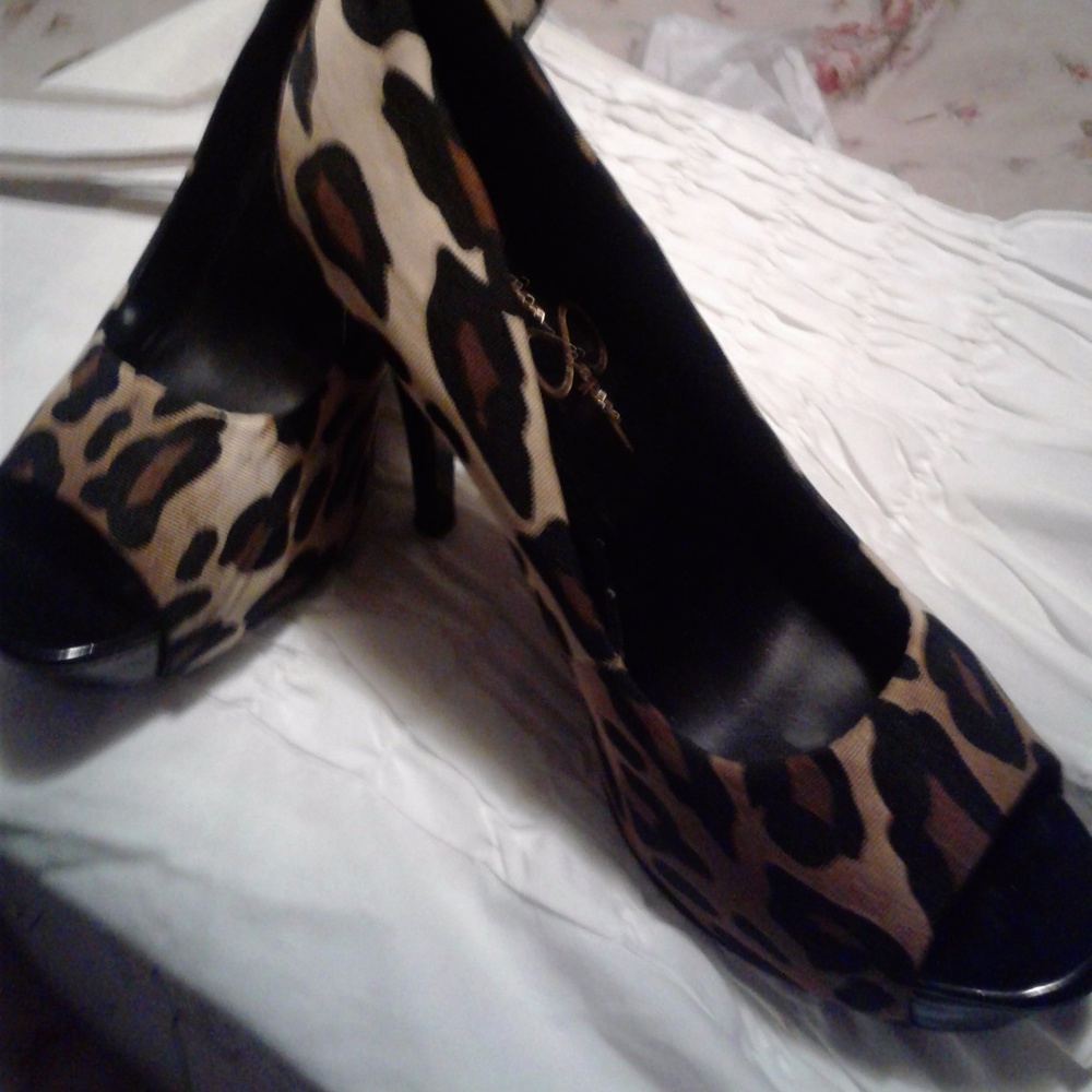 Jessica Simpson Leopard print open toes