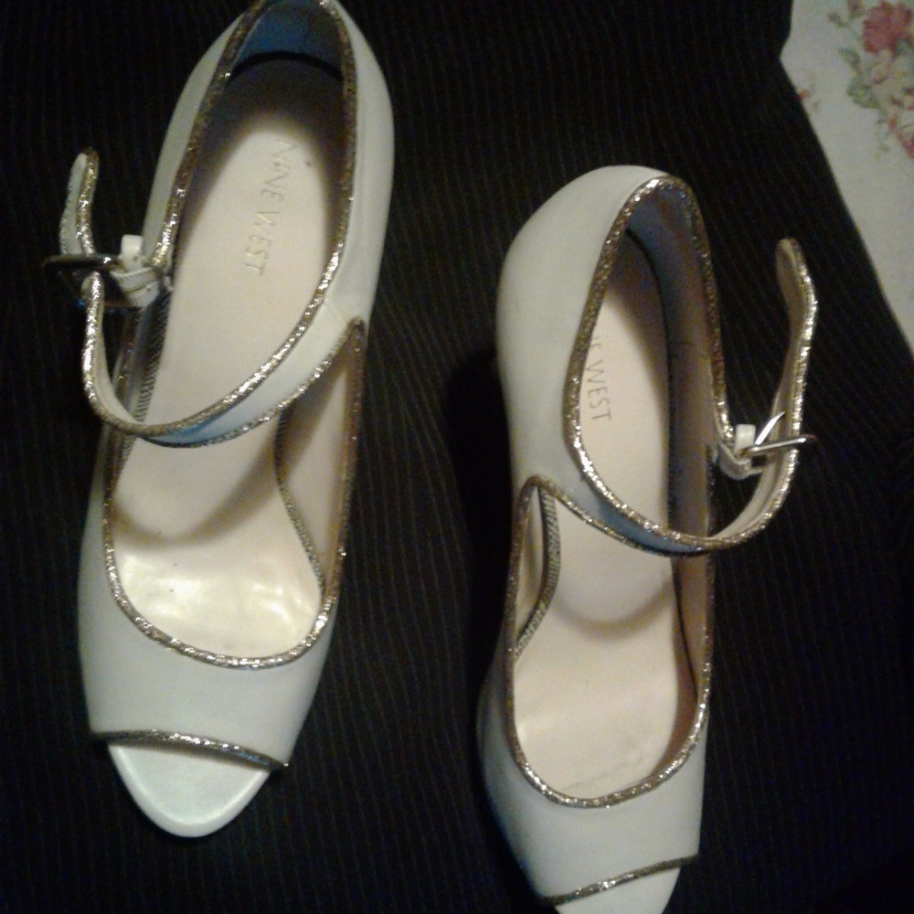 Nine west cream color heels with gold trim