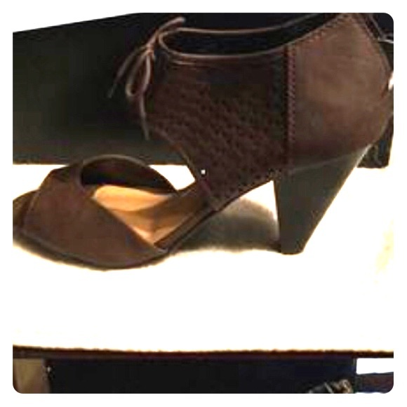 Cute shoes!! Wanting to sell fast!! Make an offer! - Picture 1 of 3