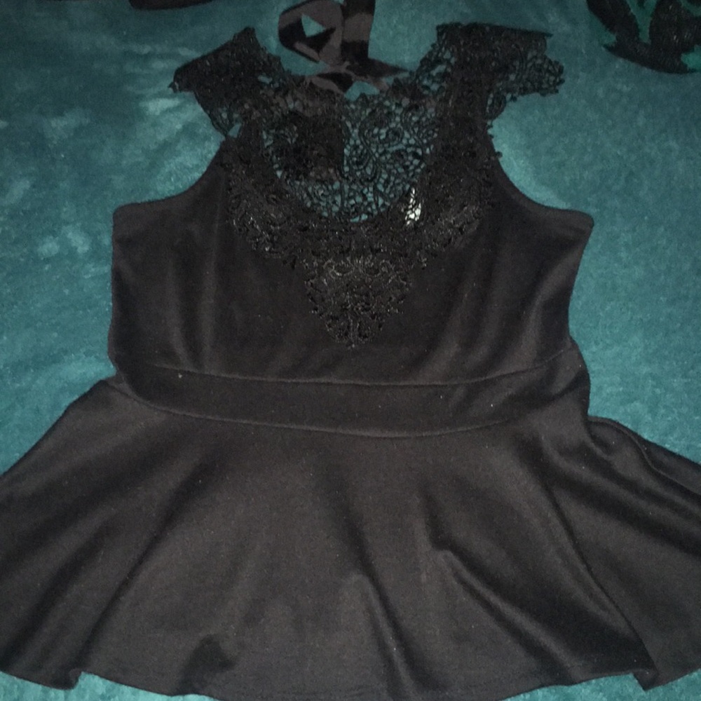 Beautiful black top size MEDIUM