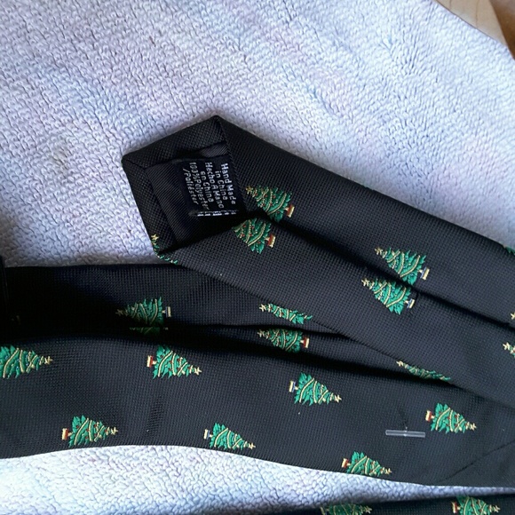 Men's CHRISTMAS TREE BLACK NECKTIE BRAND NEW - Picture 2 of 4