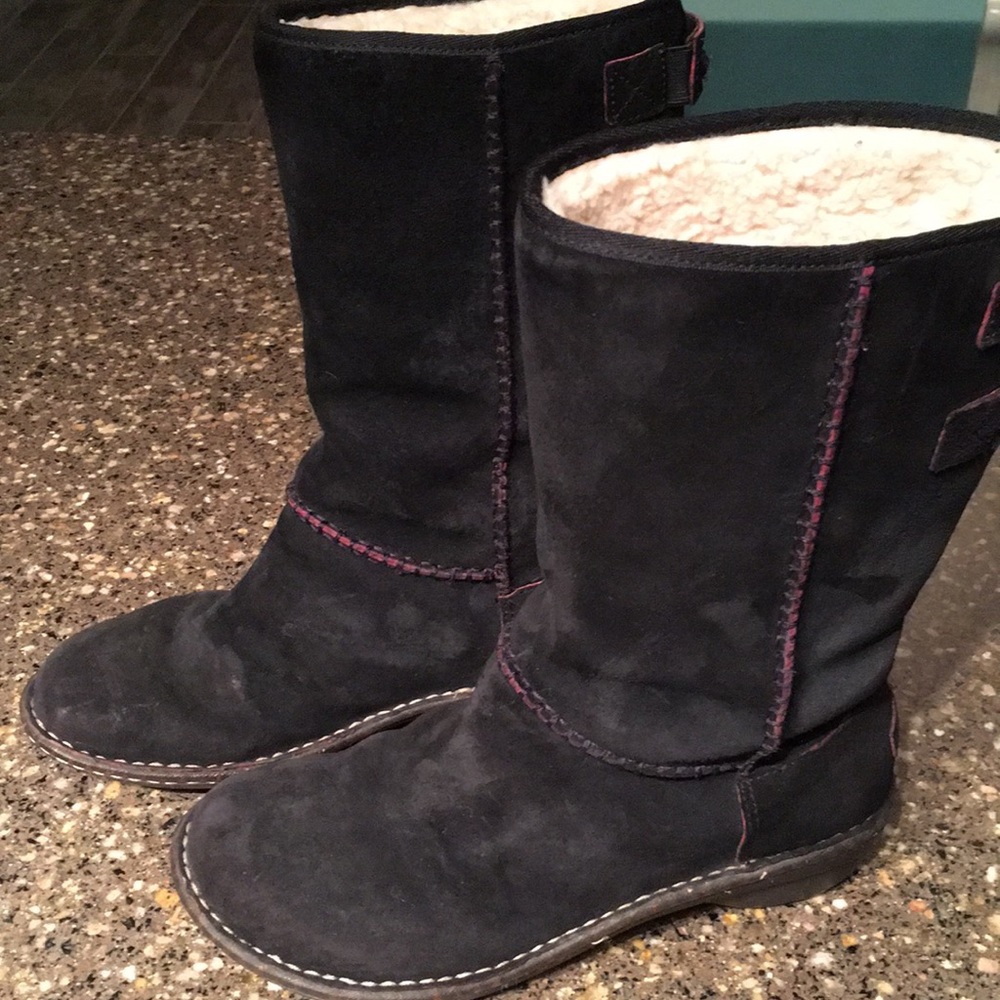 UGG rarely-found, black leather boots w/wool inner