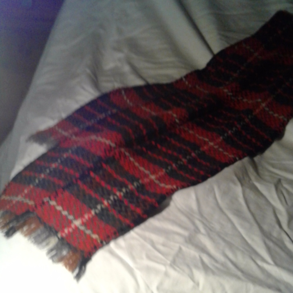 Warm Christmas pattern scarf with short tassles.