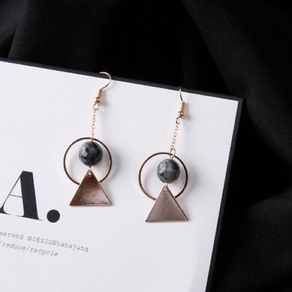 Natural stone gold earring