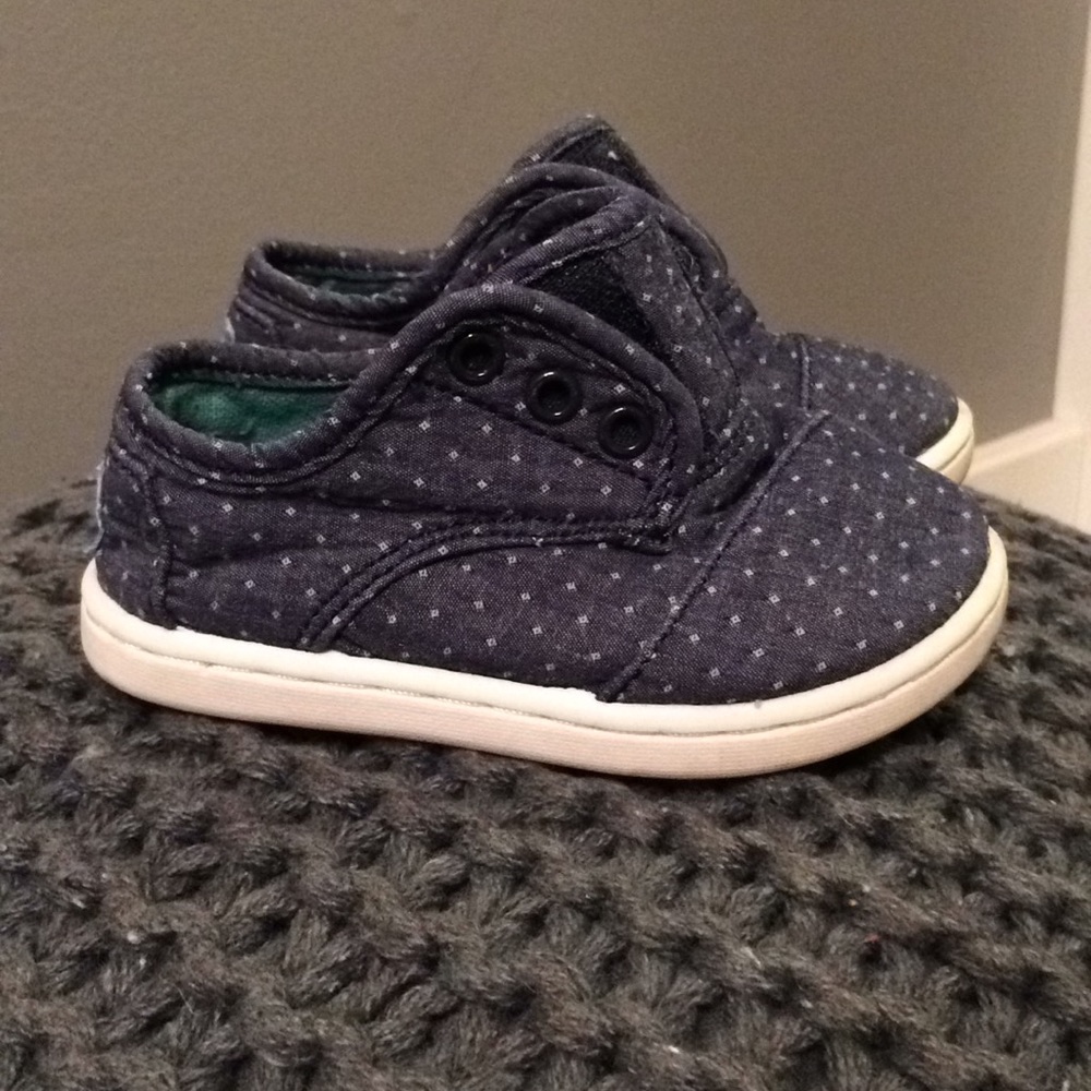 Toms 5T navy polka dots Velcro strap