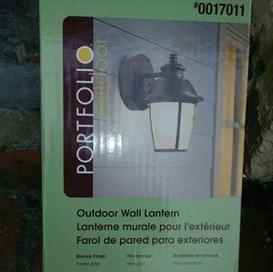 OUTDOOR WALL LIGHT