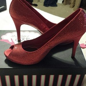 New Red rsvp cushioned by foot petals