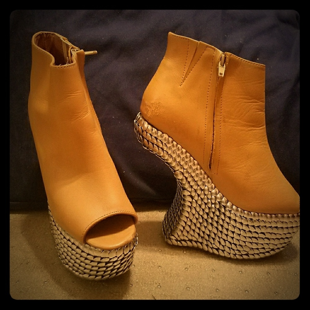 7.5 jeffrey C tan leather open toed studded wedges