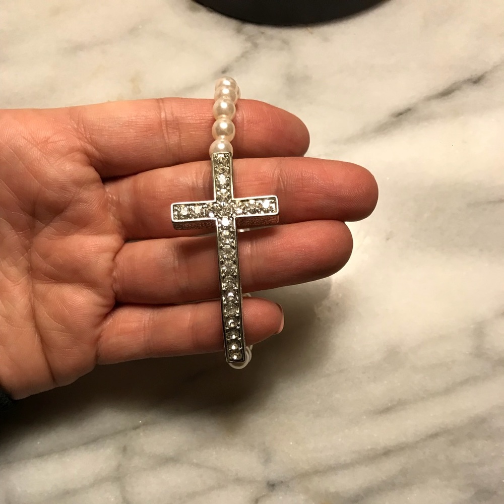 Pearl look bracelet with blingy cross