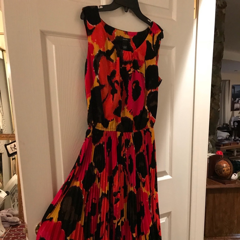 Floral Alfani dress with pleats