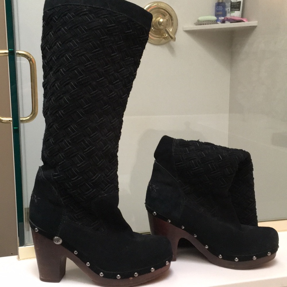 The perfect ugh boot , you can dress up or down .