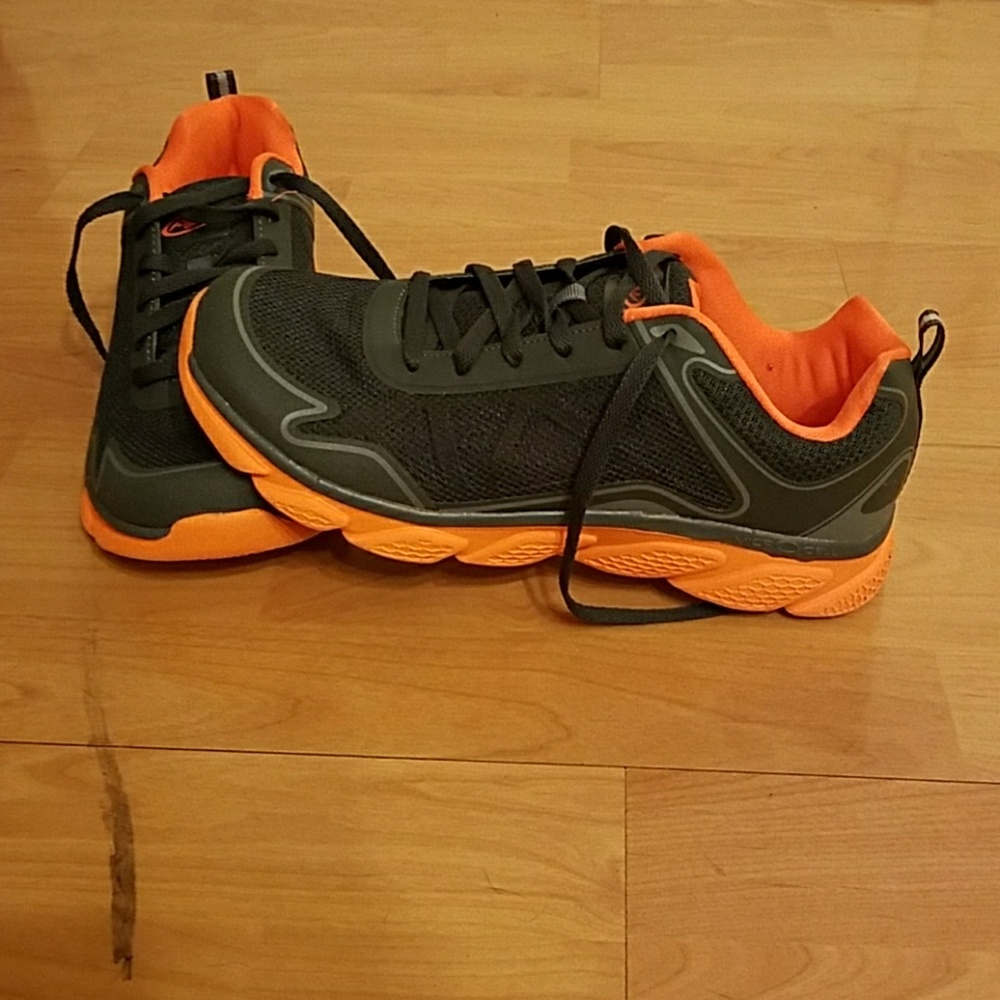 Mens size 7.5 Athletic works shoes