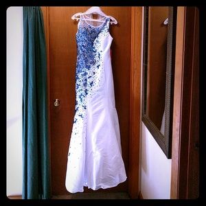 Gorgeous white trumpet dress