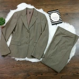 T TAHARI PANT SUIT blazer is size 8 pant size 10