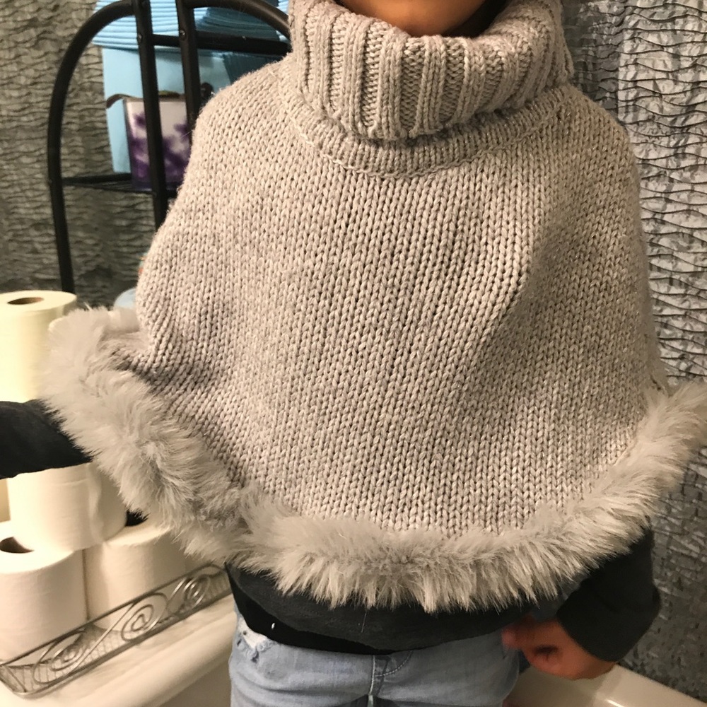 Girls gray faux fur cape/poncho