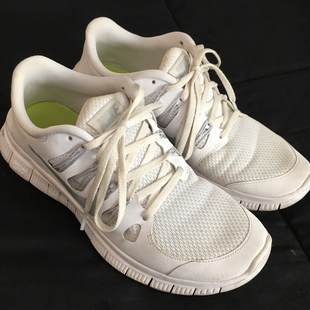 White nike free runs