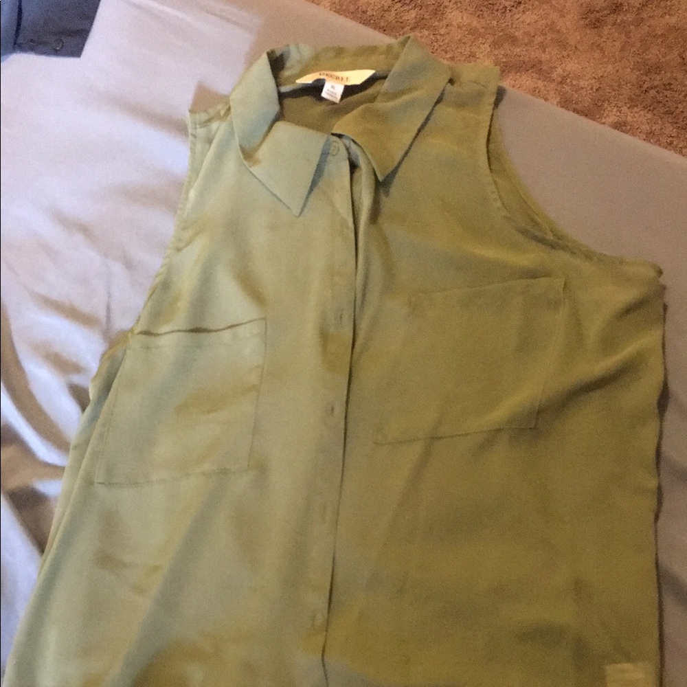 Sleeveless dress shirt