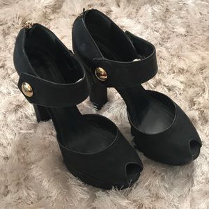 Louis Vuitton Black heels size 8