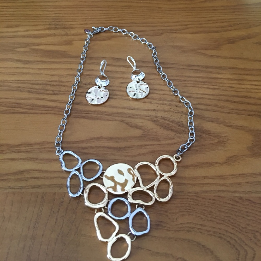 Beautiful necklace & earrings set by Lulu Avenue.