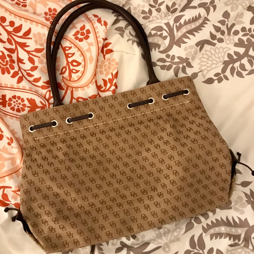 Dooney & Bourke logo pattern tote bag