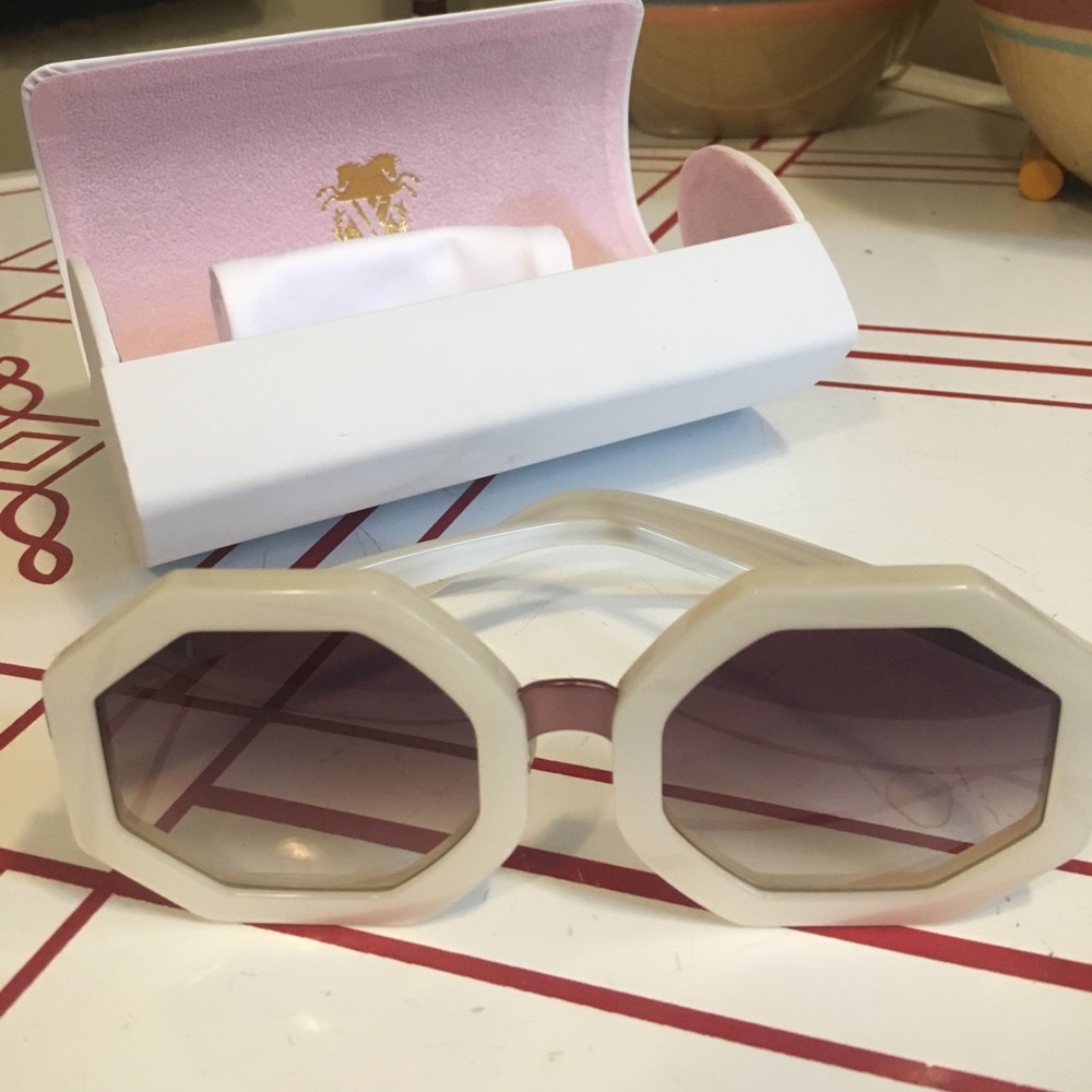 WILDFOX "Ava" Sunglasses with case