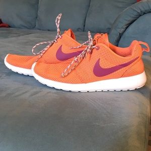 Super cute Nike shoes like new!