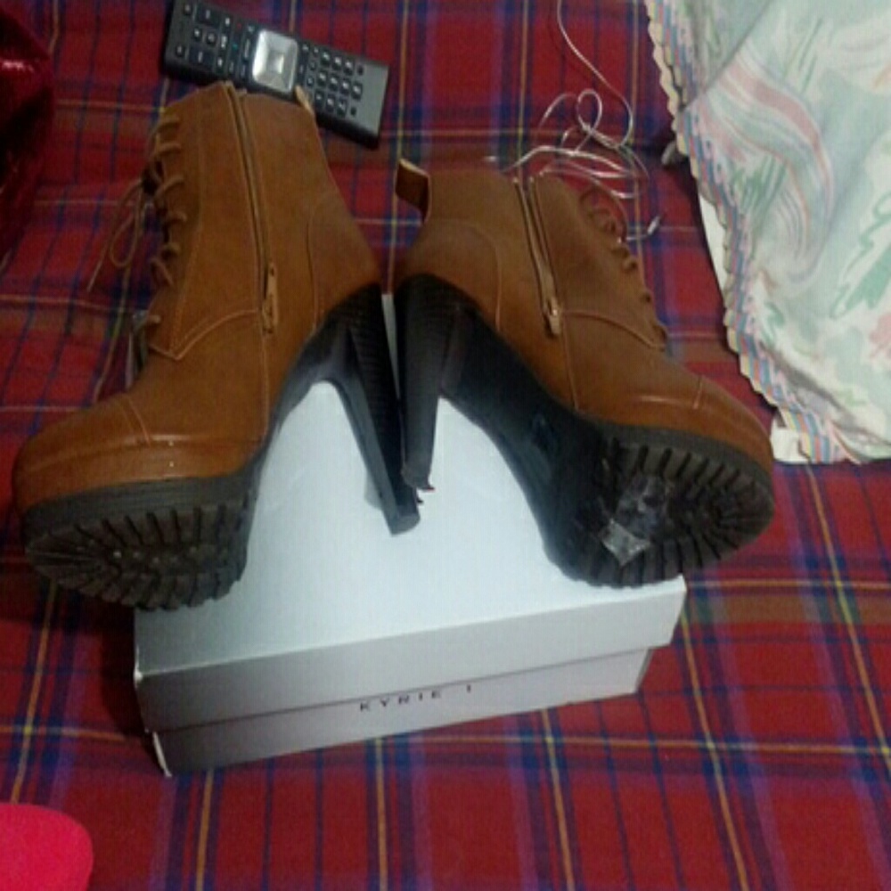 Shoe - Picture 3 of 3