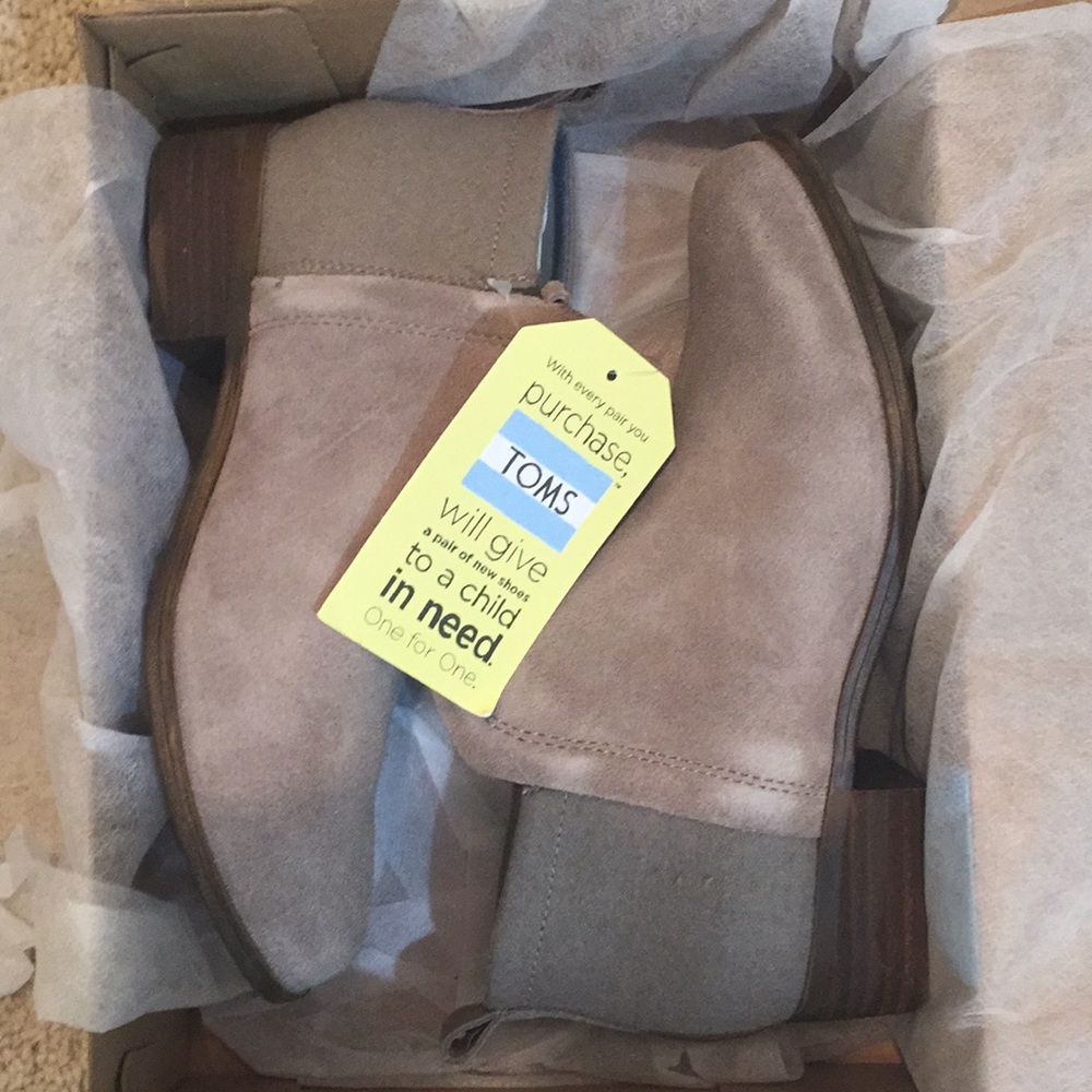 SALE NWT Toms taupe booties
