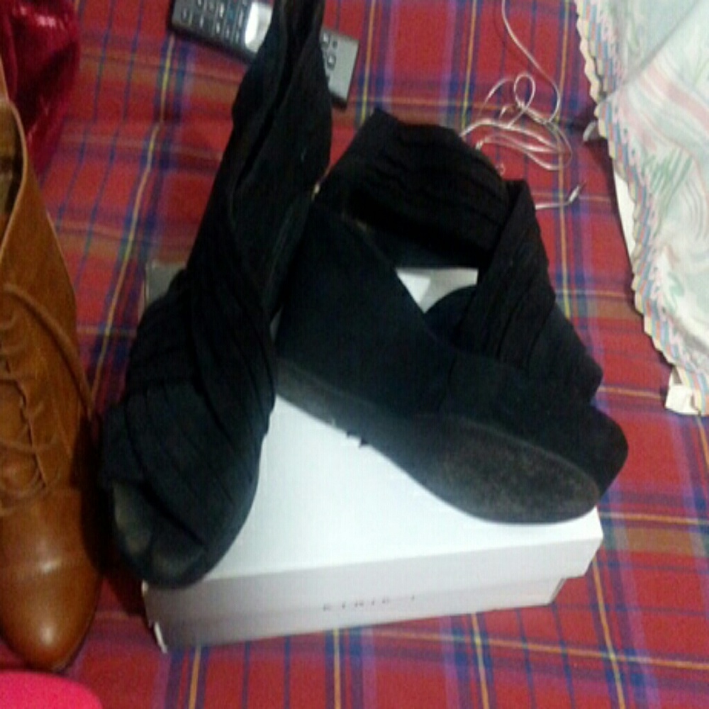 Shoe - Picture 2 of 2