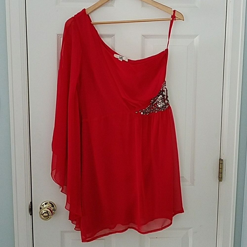 Flutter sleeved red dress