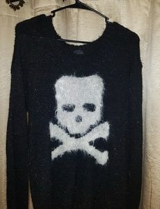 Comfy sweater with skull on the front