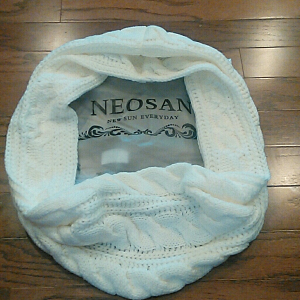 NWT Neosan white scarf