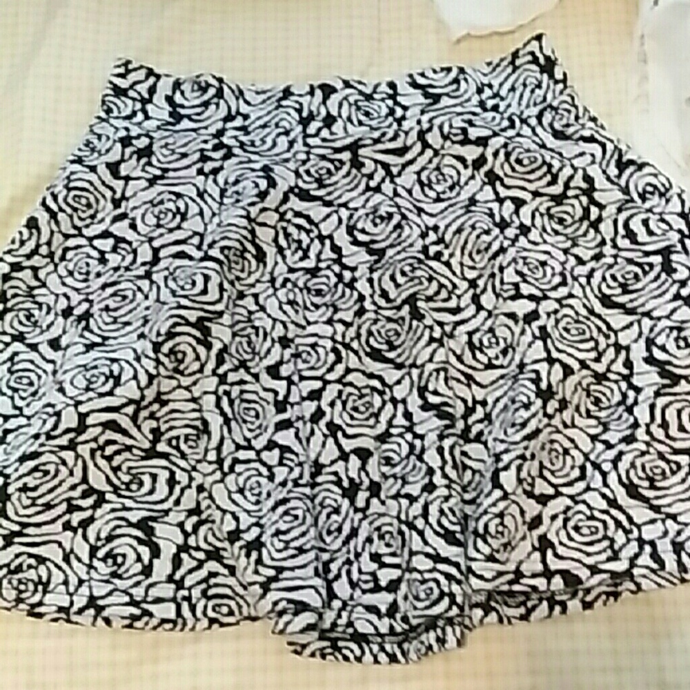 Black & white floral skirt