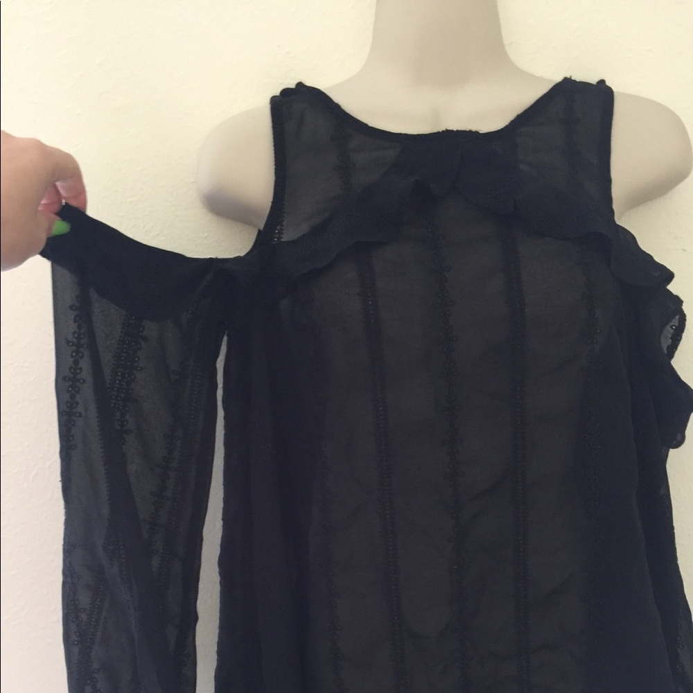 Cold shoulder top-