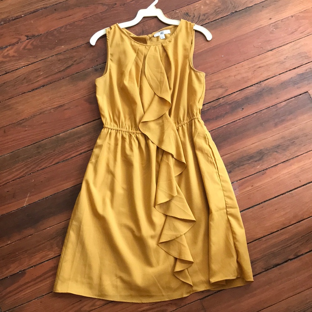 Mustard sleeveless, midi w/ ruffled accent, size L